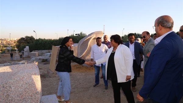 الوزيرة تصافح إحدى