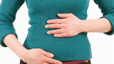 8 علامات تزداد حدة مع الدورة الشهرية.. أعراض القولون العصبي عند النساء