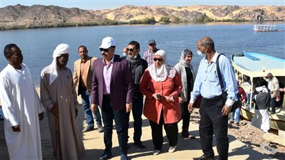 محافظ أسوان يتفقد جزر هيسا وعواضة لمتابعة إعادة بناء المنازل المنهارة بسبب السيول