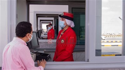 فتيات يمارسن مهنة تحصيل الرسوم على بوابات السويس بعد احتكارها من الرجال