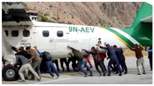 ركاب يدفعون طائرة