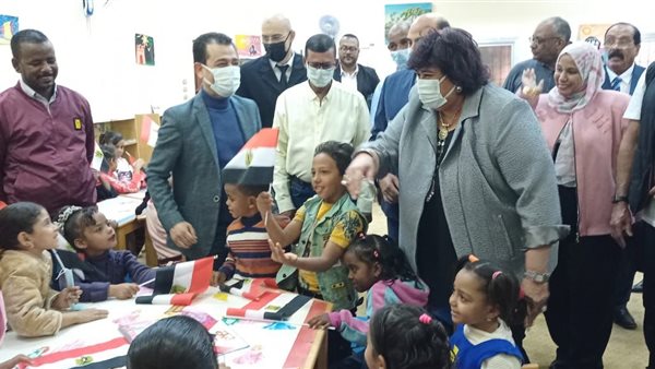 وزيرة الثقافة مع