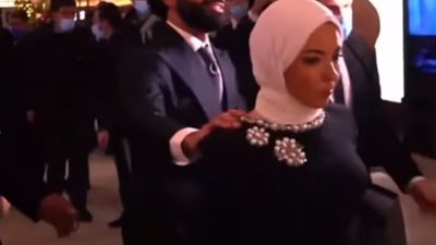 محمد صلاح: زوجتي متفهمة طبيعة تعاملي مع المعجبات لأنها تعرفني