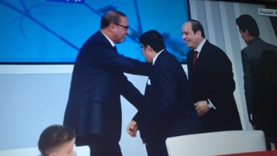 أشرف عبد الباقي يبكي خلال التقاط الرئيس صورًا مع أطفال قادرون باختلاف