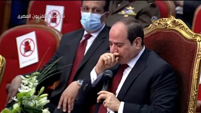 السيسي يبكي خلال احتفالية قادرون باختلاف بسبب كلمات شاب من ذوي الهمم | فيديو 