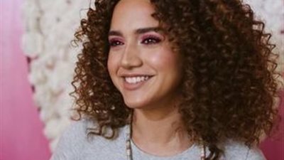 رنا رئيس تحصل على جائزة أفضل فنانة صاعدة ضمن فعاليات مهرجان Cairo wedding festival | صور