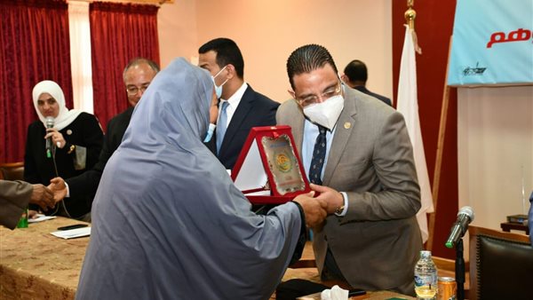 محافظ الفيوم يُكرم