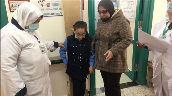 فحص طلاب مدرسة النور