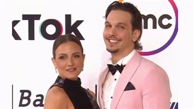 ابن ريهام عبد الغفور يحتضنها على ريد كاربت ختام مهرجان القاهرة السينمائي 