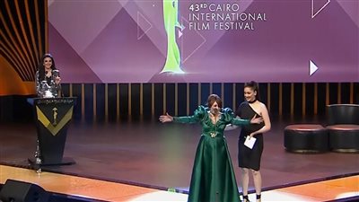 الدموع تغلب لبنى عبد العزيز على مسرح ختام مهرجان القاهرة السينمائي الدولي