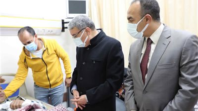 محافظ المنيا يتابع حالة مصابي انقلاب أتوبيس على الطريق الصحراوي
