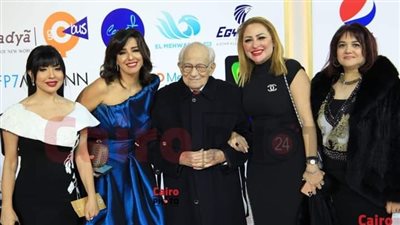 الفنان القدير رشوان توفيق مفاجأة حفل ختام مهرجان القاهرة السينمائي