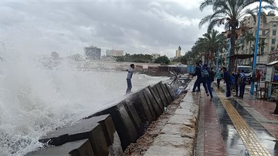 قد يصل لـ 5 أمتار.. محافظ الإسكندرية يحذر من ارتفاع أمواج البحر اليوم