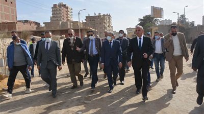 محافظ المنيا يتفقد عددًا من مشروعات قطاعي الصحة والرصف بمركز بني مزار