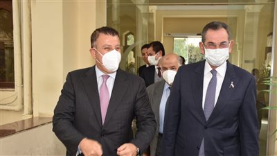 وفد صندوق تحيا مصر يتفقد مركز المحاكاة بجامعة عين شمس | صور