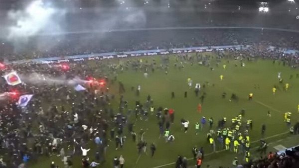 اقتحام الجماهير لملعب