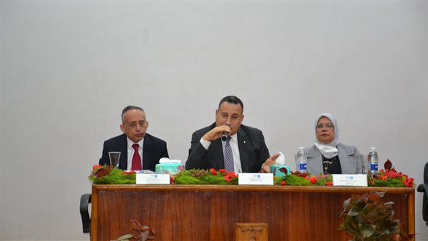 الدكتور عبد العزيز