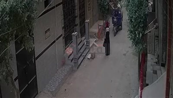 أمام منزل الضحية