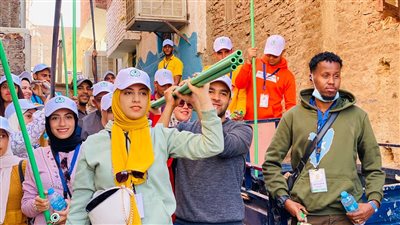 شباب المنتدي العربي بأسوان يشاركون في توصيل المياه للمنازل المتضررة من السيول