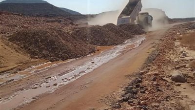 أشرف عطية: البدء في المرحلة الأولى لإعادة إنشاء طريق أسوان - وادي العلاقي
