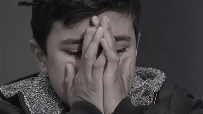 أمه طردته عشان جوزها.. بلاغ للنائب العام ضد والدة الطفل الباكي