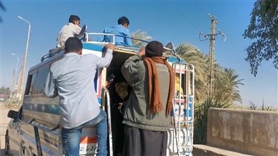 سقوط طالبين من أعلى سقف سيارة في أسوان