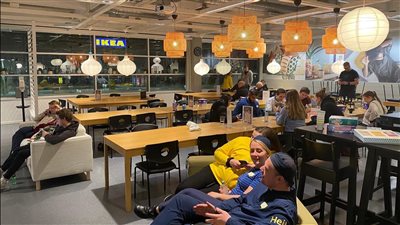 بسبب عاصفة ثلجية.. متجر أثاث شهير يتحول إلى ملجأ وفندق مؤقت في الدنمارك | فيديوجراف