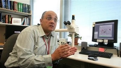 بعد اكتشافه كوفيد 19.. نيويورك تايمز تكرم اسم الطبيب الراحل شريف زكي | فيديوجراف