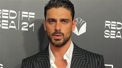 ميشيل موروني يصل ريد كاربت الدورة الأولى لمهرجان البحر الأحمر السينمائي بالسعودية