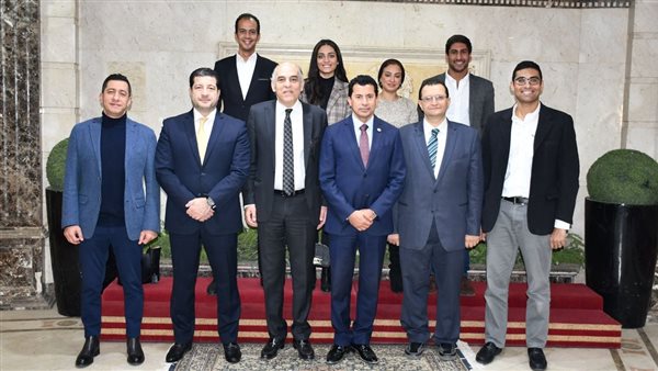 وزير الرياضة يلتقي