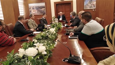 محافظ بورسعيد يبحث تطوير أسلوب العمل داخل الأحياء للتيسير على المواطنين