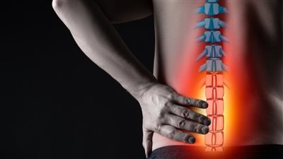 أعراض غضروف الظهر الفقرة الرابعة والخامسة.. وأهم علاجاته الطبيعية والجراحية