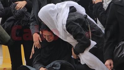 انهيار ابنة شقيق مجدي الهواري أثناء تشييع جثمانه من مسجد السيدة نفيسة | فيديو