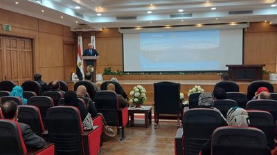 محافظ بورسعيد يتابع سير العمل بإدارات الأحياء بمحافظة بورسعيد