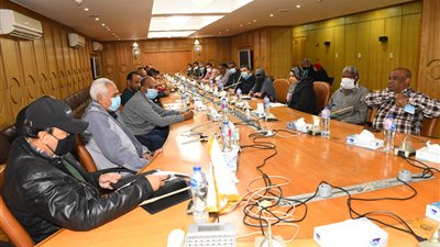 محافظة قنا تبحث آليات إنشاء محطة تبادلية للقمر الصناعي طيبة 