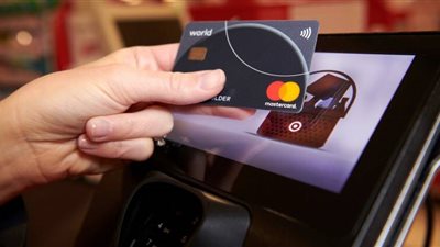 البطاقات اللا تلامسية والموبايل بانكنج.. كيف سهَّلت البنوك التعاملات في مواجهة أوميكرون؟