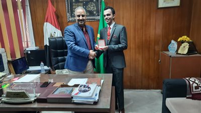 وكيل وزارة الشباب والرياضة يكرم عبد الرحمن عرام أحد سفراء الحلم خلال احتفالية قادرون باختلاف 