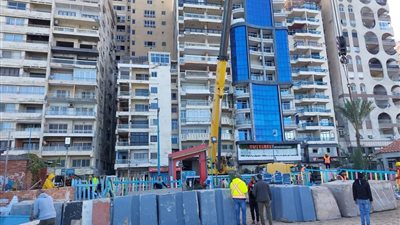 كتل خرسانية وحواجز لتفادي ارتفاع الأمواج وغرق كورنيش شرق الإسكندرية | صور