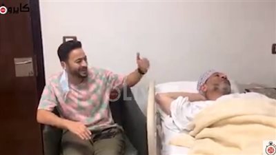 حمادة هلال يشدو في حب النبي بجانب الشريف الإدريسي في المستشفى | فيديو
