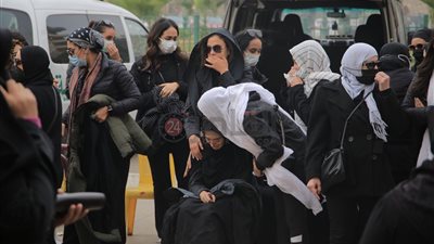 انهيار ابنة شقيق مجدي الهواري في جنازة والدها: هتوحشني يا روح قلبي