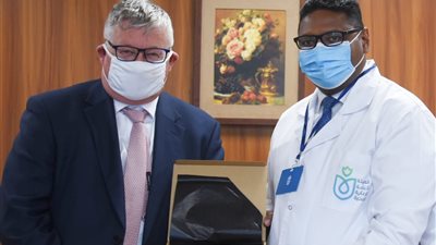 قنصل نيوزيلندا يهدي مدير الرعاية الصحية بالأقصر درعا تذكاريا