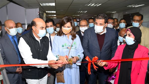 وزيرة الهجرة ومحافظ