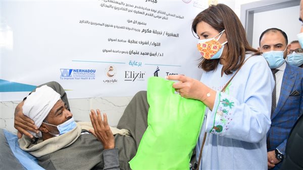 وزيرة الهجرة بمستشفى