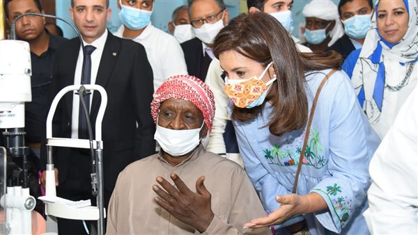 وزيرة الهجرة بقرية