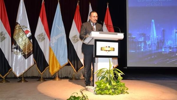 الدكتور عبد العزيز