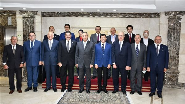 وزير الرياضة يناقش