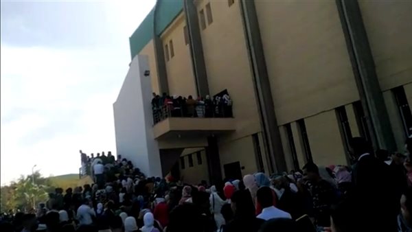 تزاحم طلاب جامعة