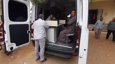 لليوم الثالث.. سيارة الخدمات التكنولوجية المتنقلة تقدم خدماتها لقرى المركز