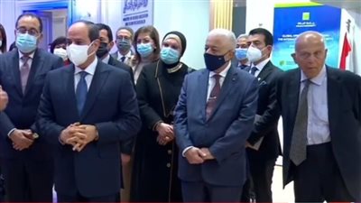 بجوار السيسي.. مجدي يعقوب يحضر المنتدى العالمي للتعليم العالي والبحث العلمي