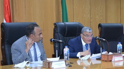 محافظ المنيا يناقش موقف التعديات على مجرى النيل